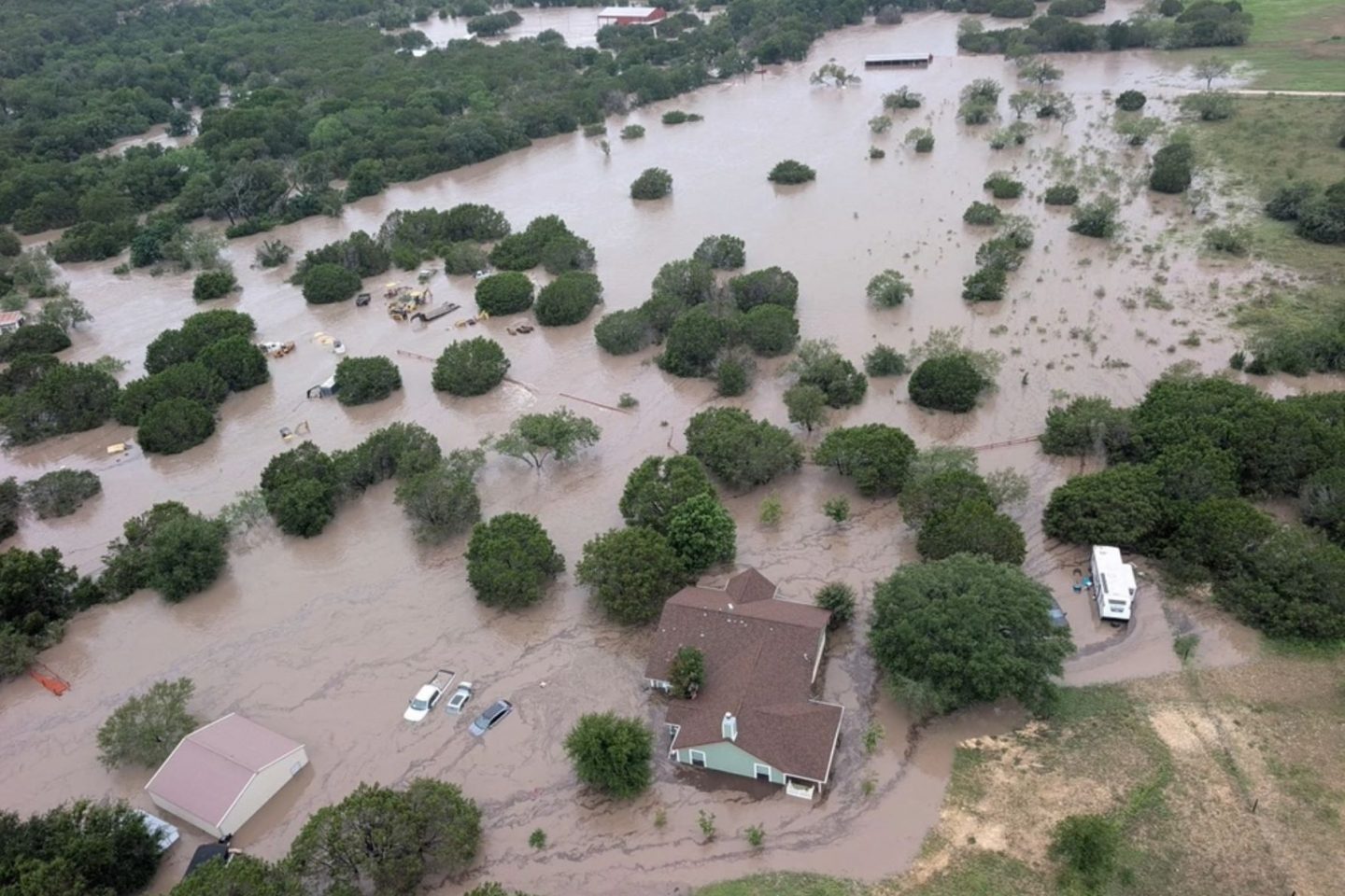 Região do Texas alagada pela chuva: tempestade atípica e enchente provocaram mais de 80 mortes (Foto: Cheyenne Basurto / US Coast Guard)