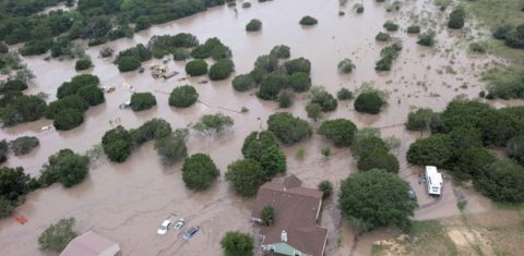 Região do Texas alagada pela chuva: tempestade atípica e enchente provocaram mais de 80 mortes (Foto: Cheyenne Basurto / US Coast Guard)