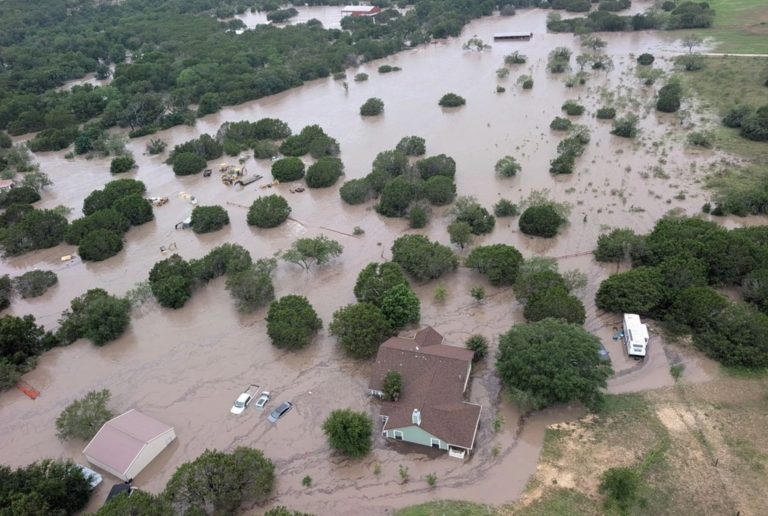 Região do Texas alagada pela chuva: tempestade atípica e enchente provocaram mais de 80 mortes (Foto: Cheyenne Basurto / US Coast Guard)