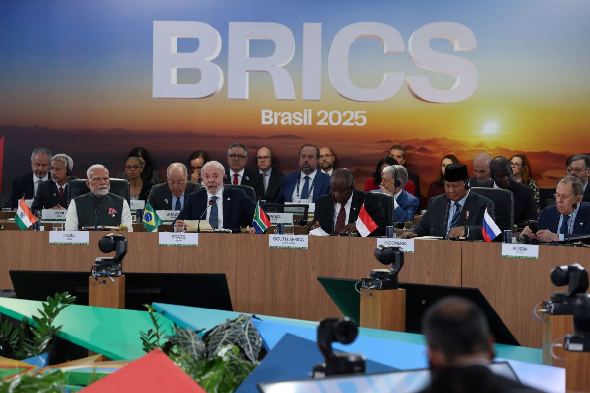 O presidente Lula, entre o o primeiro-ministro da Índia, Narendra Modi, e o presidente da África do Sul, Cyril Ramaphosa, discursa na plenária do BRICS sobre clima e meio ambiente: três novos estudos apontam bloco como decisivo para a transição energética global (Foto: Tomaz Silva / Agência Brasil - 07/07/2025)