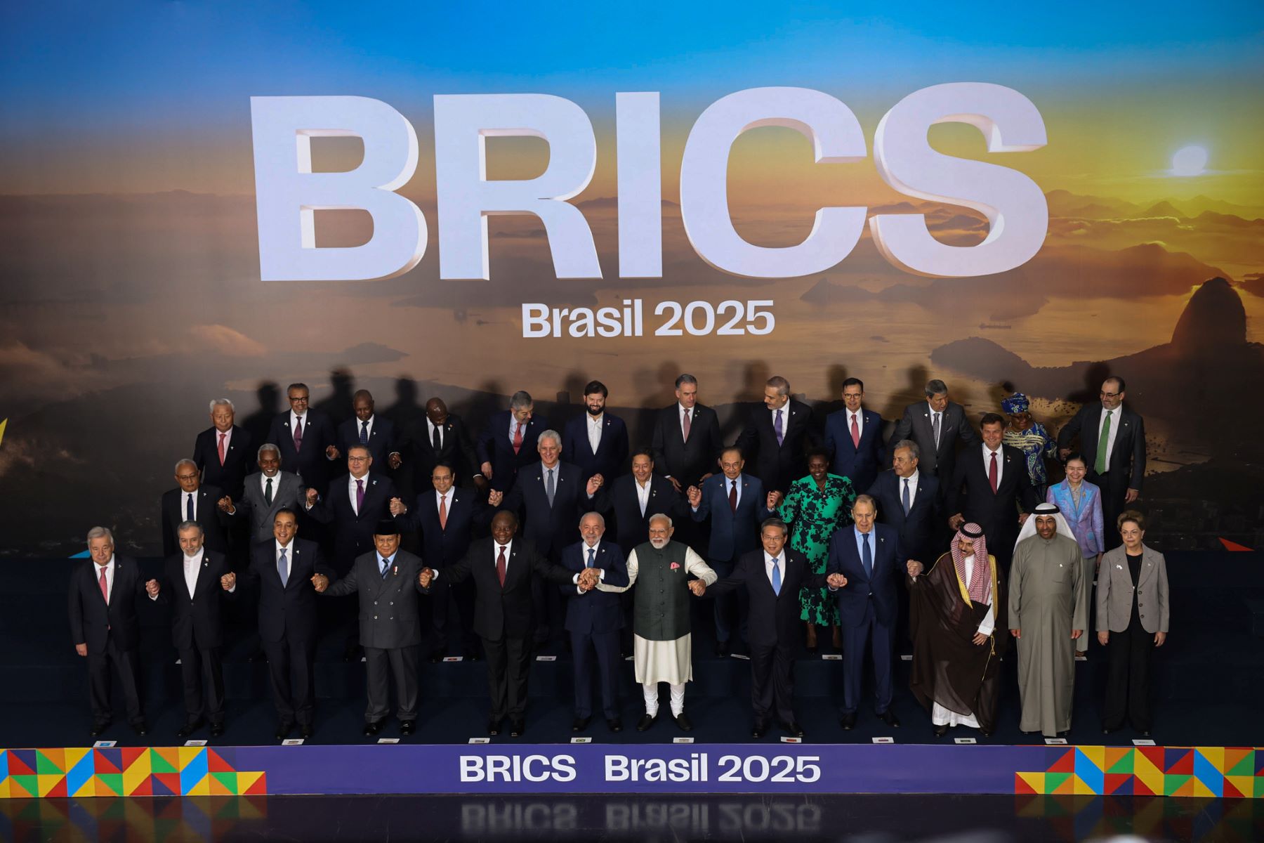 A foto oficial da reunião de cúpula realizada no Rio de Janeiro: para especialistas, meta global de triplicar as energias renováveis até 2030 depende agora em grande parte do avanço da transição energética no BRICS ampliado (Foto: Tomaz Silva / Agência Brasil - 07/07/2025)