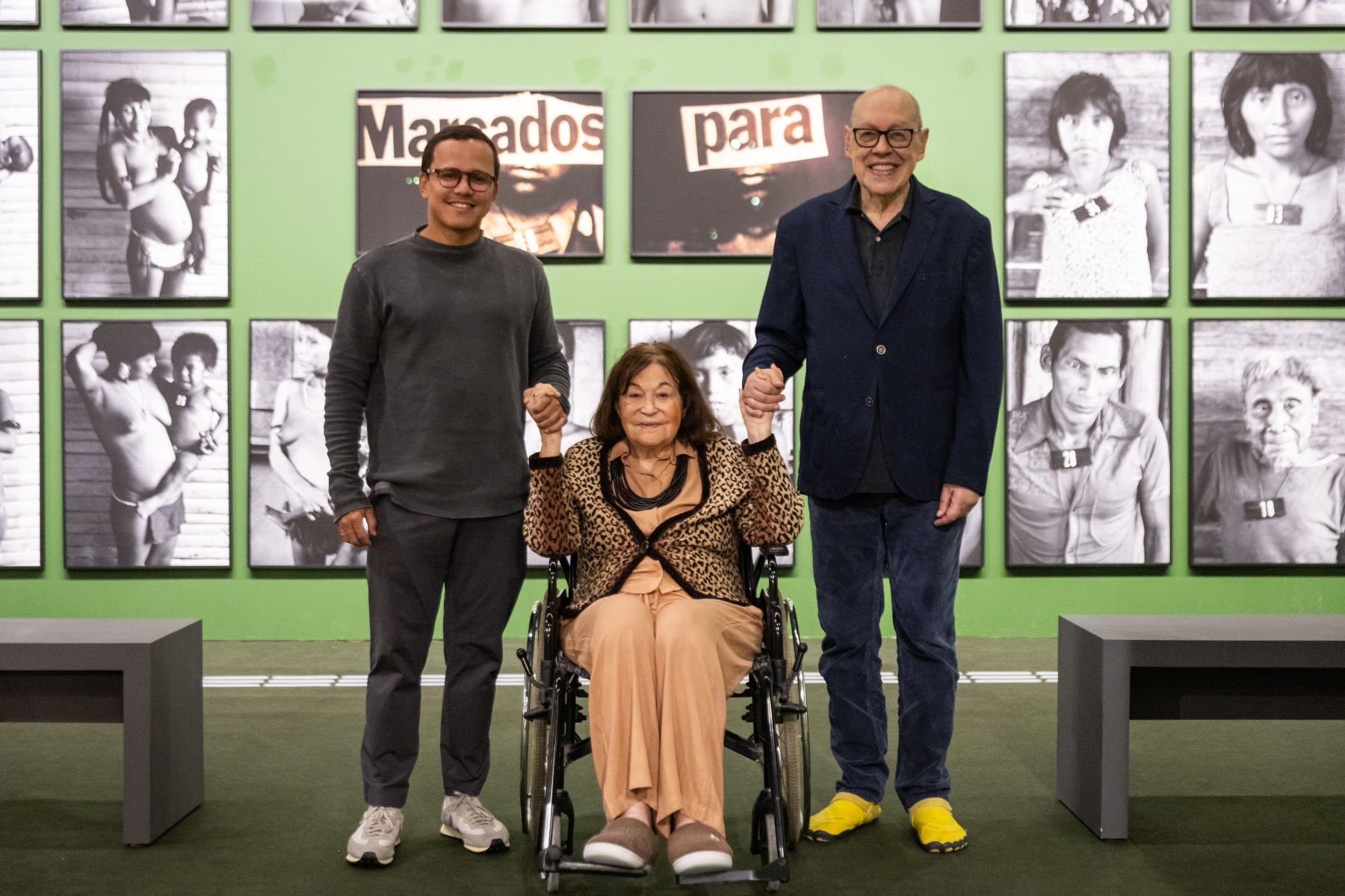 Claudia Andujar, entre o diretor do Museu do Amanhã, Cristiano Vasconcellos, e o curador Paulo Herkenhoff, em visita à exposição: mostra conecta universo da fotógrafa com o de outros artistas (Foto: Albert Andrade / Divulgação)