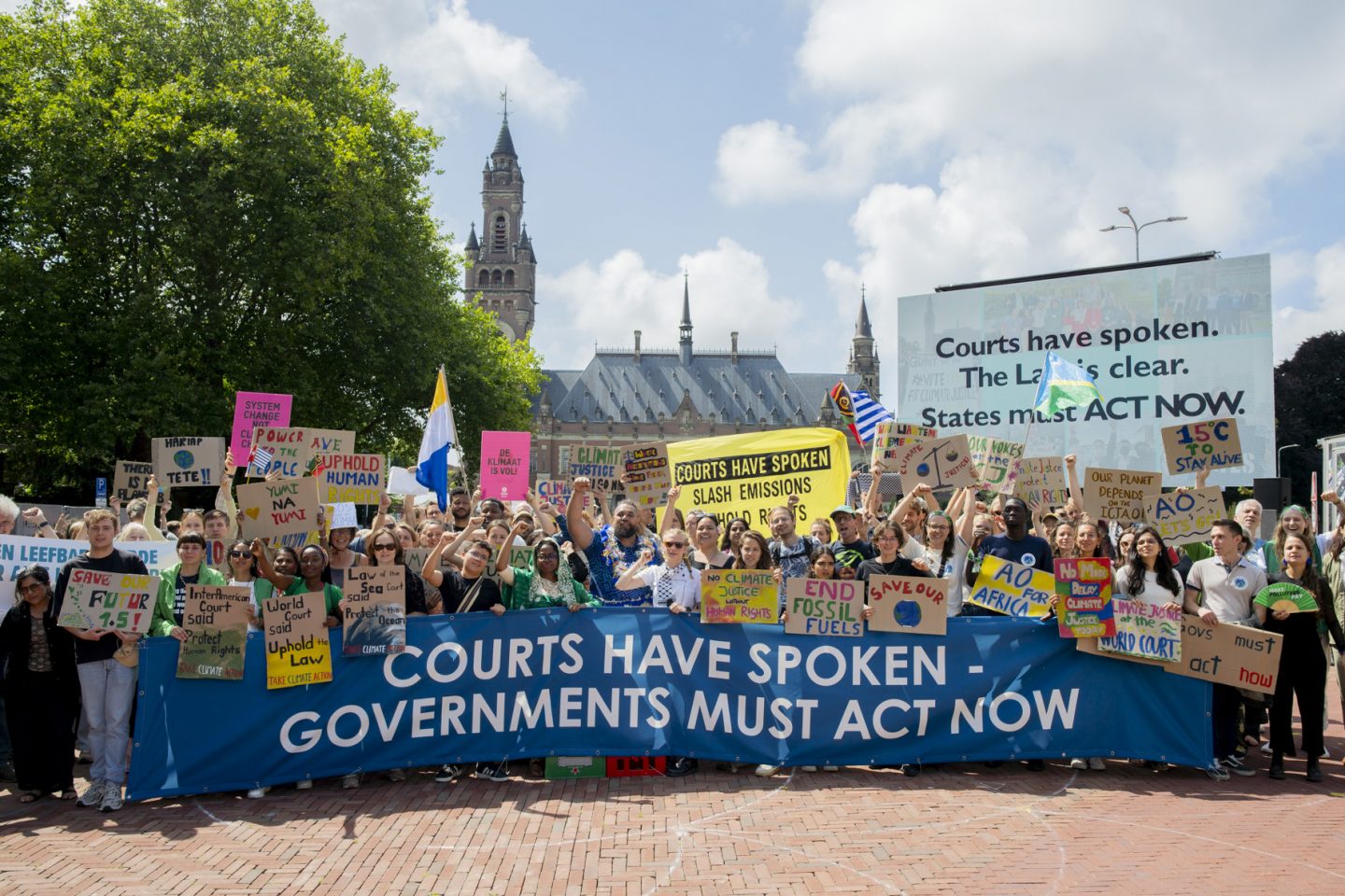 Ato por justiça climática em frente a Corte Internacional de Justiça, em Haia, Holanda: decisão aponta que Estados podem ser responsabilizados pelo aquecimento global ( (Foto: Teo Ormond-Skeaping / Loss and Damage Collaboration / Divulgação)
