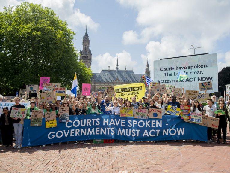 Ato por justiça climática em frente a Corte Internacional de Justiça, em Haia, Holanda: decisão aponta que Estados podem ser responsabilizados pelo aquecimento global ( (Foto: Teo Ormond-Skeaping / Loss and Damage Collaboration / Divulgação)