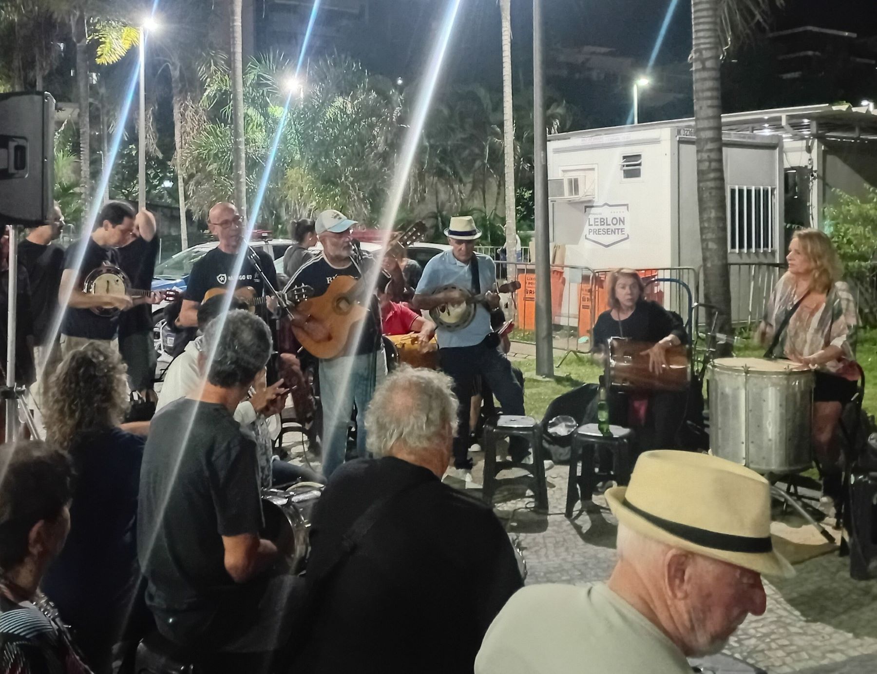 Roda na Praça Antero de Quental, no Leblon: samba para todos, em todas as partes do Rio (Foto: Oscar Valporto - 17/05/2025)