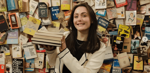 Foto colorida da professora e influenciadora Bruna Martiolli em participação especial no podcast de literatura "Ponto Final, Parágrafo"
