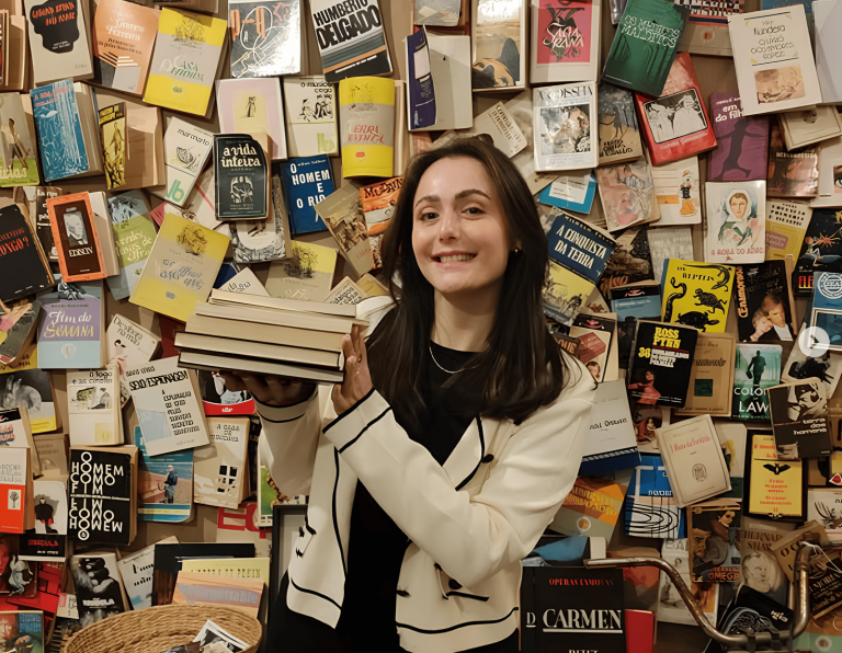 Foto colorida da professora e influenciadora Bruna Martiolli em participação especial no podcast de literatura "Ponto Final, Parágrafo"