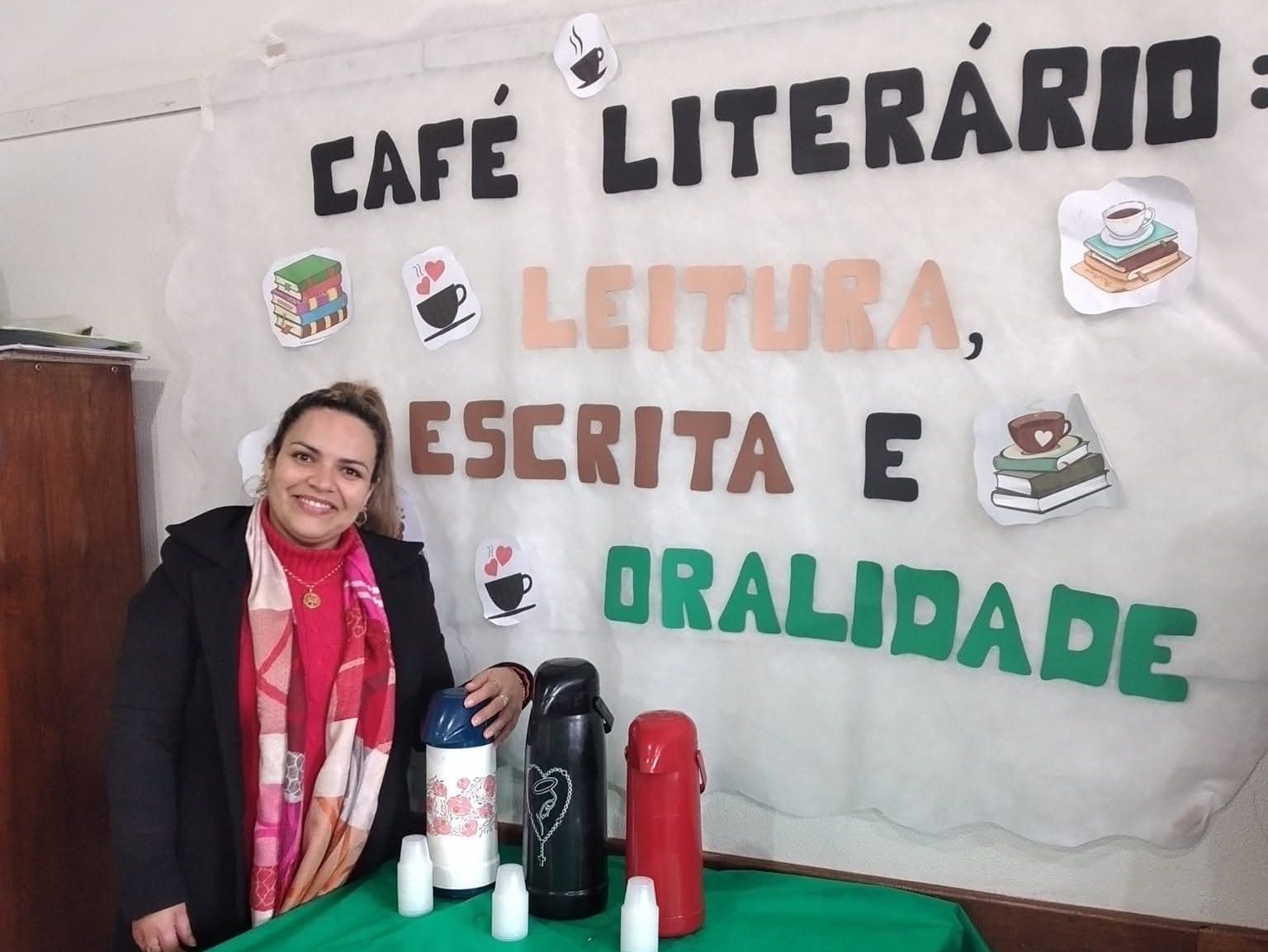 Foto colorida da professora Kelen Acosta é especialista em literatura brasileira e desenvolveu um projeto para os seus alunos chamado Café Literário