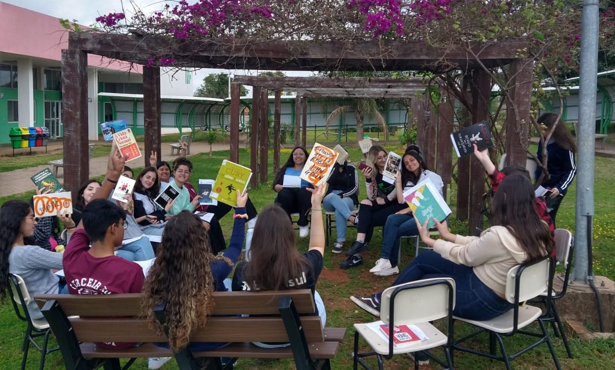 Foto colorida de alunos reunidos no projeto literário "Conta Aí" no Instituto Federal Farroupilha, campus São Borja