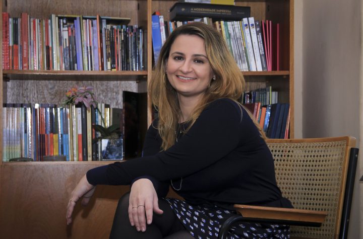 Foto colorida de Renata Wolff em entrevista para o Jornal Matinal sobre sua estreia na poesia com o livro "Manhattan Lado B".