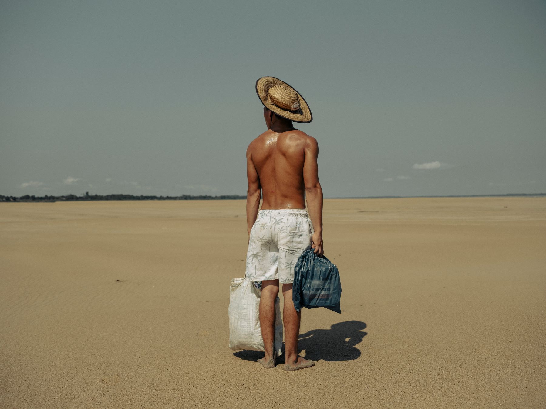 Finalista da Foto do Ano do WPP 2025, imagem mostra rapaz no leito seco do Rio Solimões: retratos da crise climática na exposição World Press Photo que passa por quatro capitais (Foto: Musuk Nolte / Panos Pictures, Bertha Foundation / WPP 2025 / Divulgação - 04/10/2024)