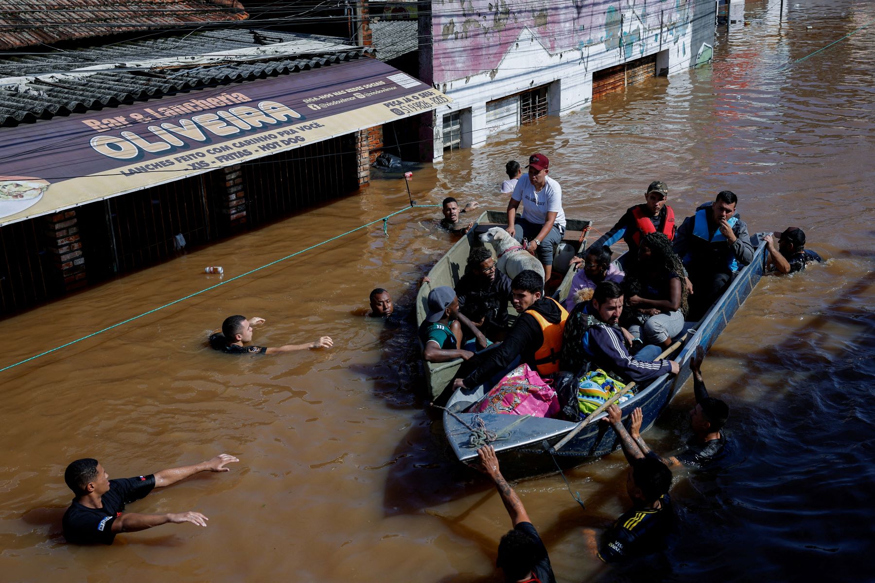 Voluntários usam barcos para resgatar pessoaspresas pela enchente em Canoas: imagens da tragédia climática no Rio Grande do Sul na exposição (Foto: Amanda M. Perobelli / Reuters / WPP 2025 / Divulgação - 05/05/2024)