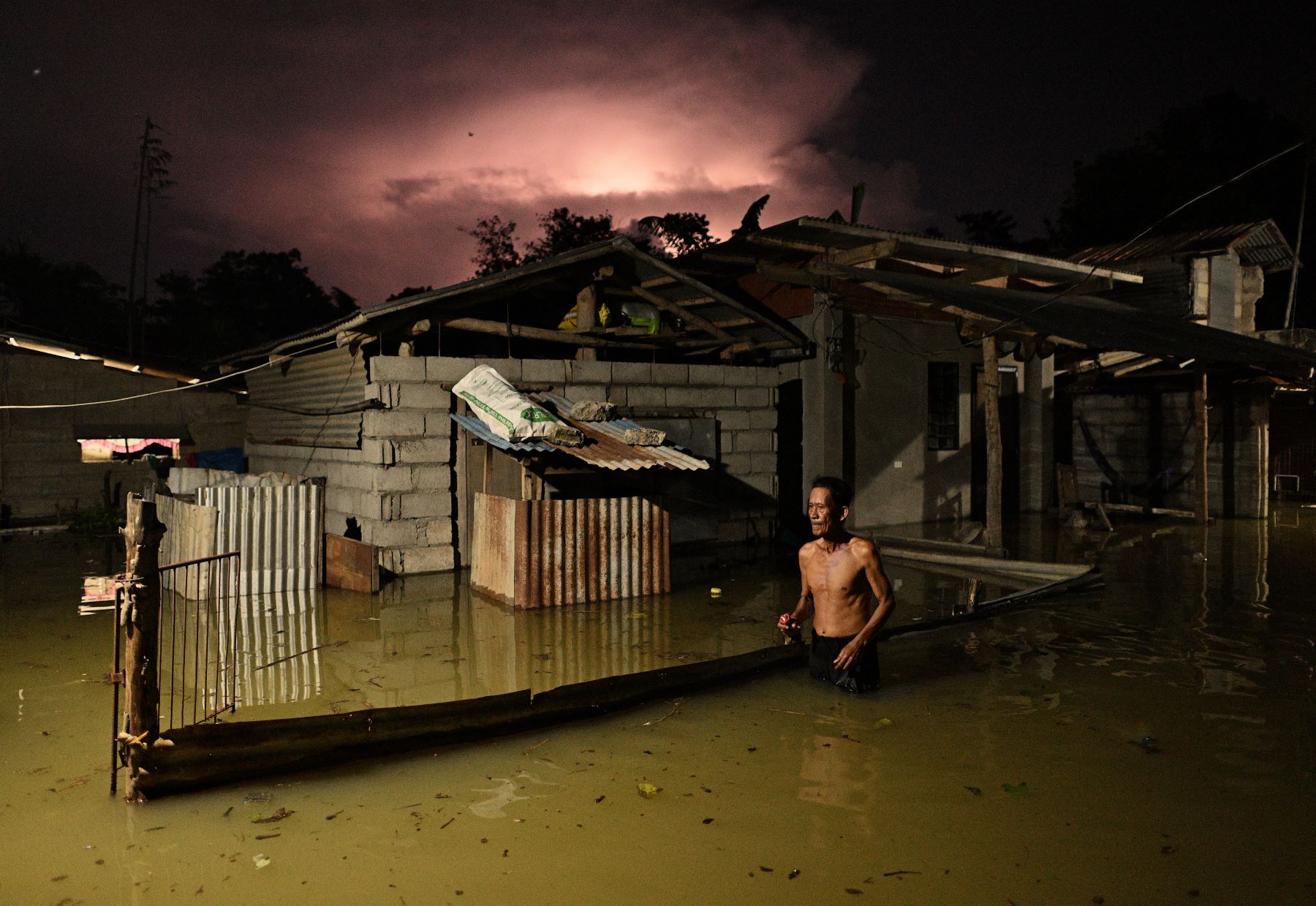 Cidade de Ilagan alagada pelas fortes chuvas doTufão Toraji, norte das Filipinas: eventos extremos intensificados pela crise climática (Noel Celis / AP / WPP2025 / Divulgaão - 12/11/2024)