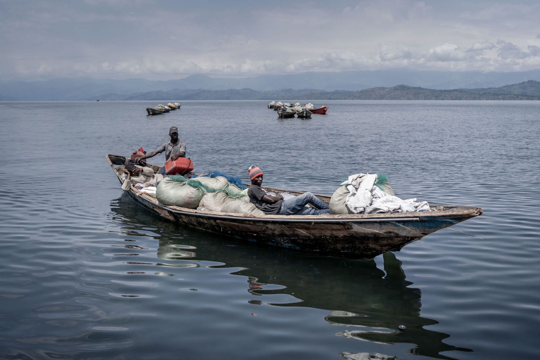 Pescadores no Labo Kiwu, na República Democrática do Congo: mudanças climáticas causam tempestades mais frequentes, o aquecimento das águas e a redução dos estoques de peixes (Aubin Mukoni / WPP 2025 / Divulgação - 20/03/2024)