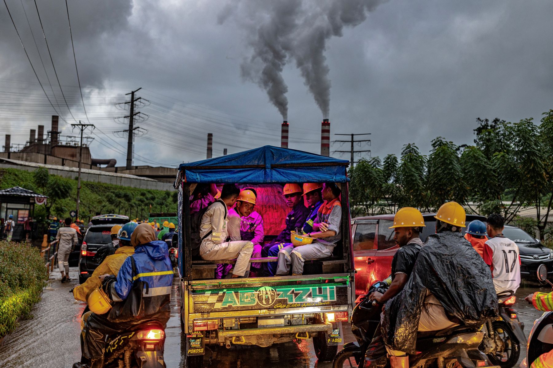 Trabalhadores a caminho da usina de níquel na Ilha deHalmahera, na Indonésia: desmatamento, inundações e poluição do ar com avanço da mineração (Foto: Mas Agung Wilis Yudha Baskoro / The China Global South Project / WPP 2025 / Divulgação - 12/08/2024)