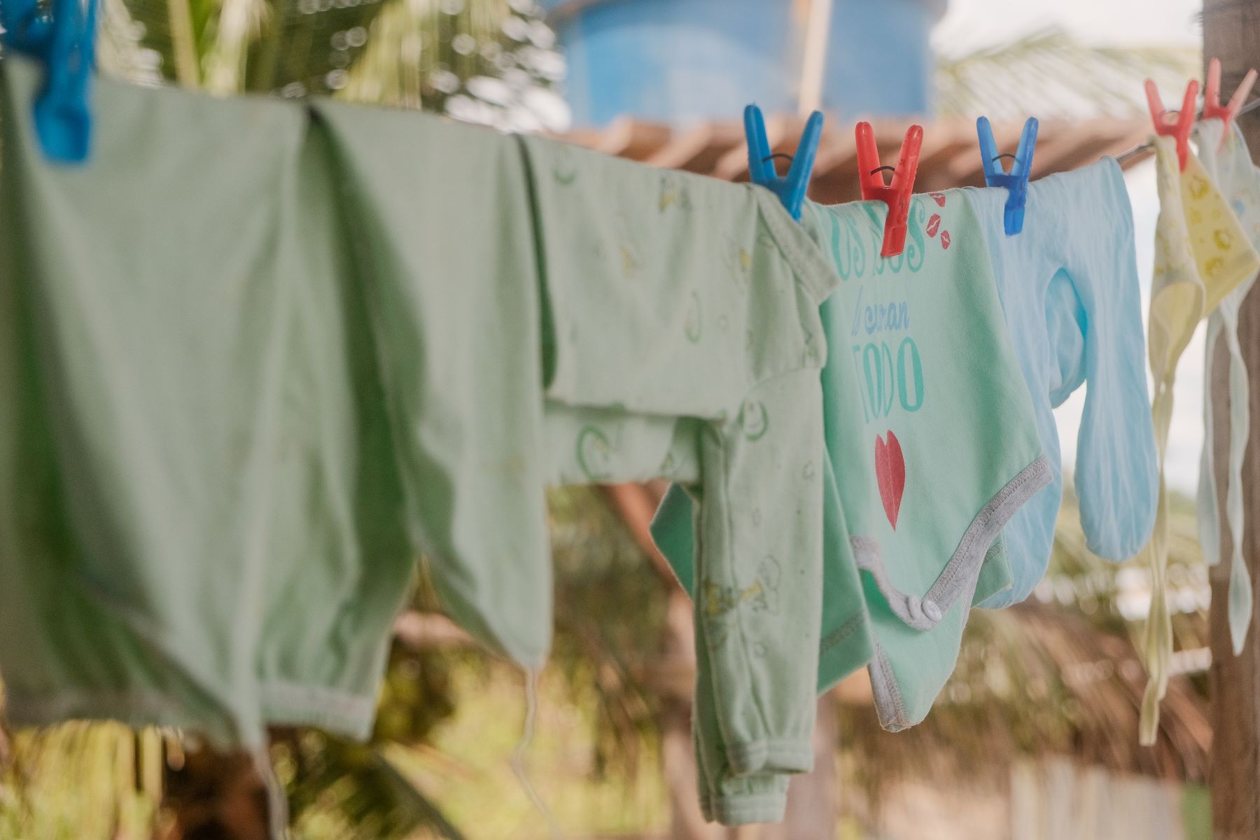 Varal com roupas de bebê, filha de menina mãe: crianças grávidas sem orientação sobre direitos (Foto: Deyse Cruz-Noronha / AzMina)