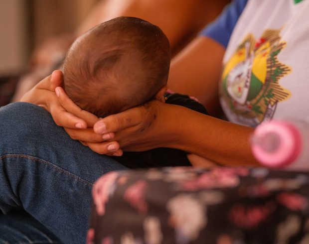 Com o filho na escola: o impacto da maternidade na vida das meninas