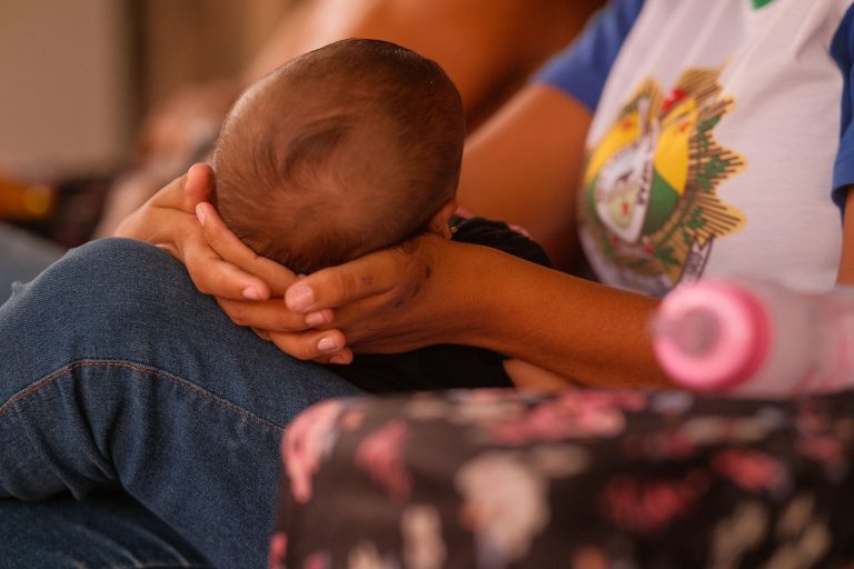 Ruth com a filha no colo na sala de aula: maternidade impacta vida das meninas (Foto: Foto: Deyse Cruz-Noronha / AzMina)