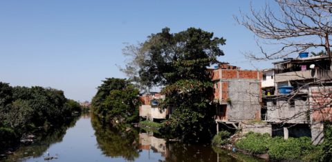 Esgoto a céu aberto na Zona Norte do Rio: estudo mostra estagnação do saneamento após cinco anos de vigência do marco legal (Foto: Tânia Rêgo / Agência Brasil - 29/08/2024)
