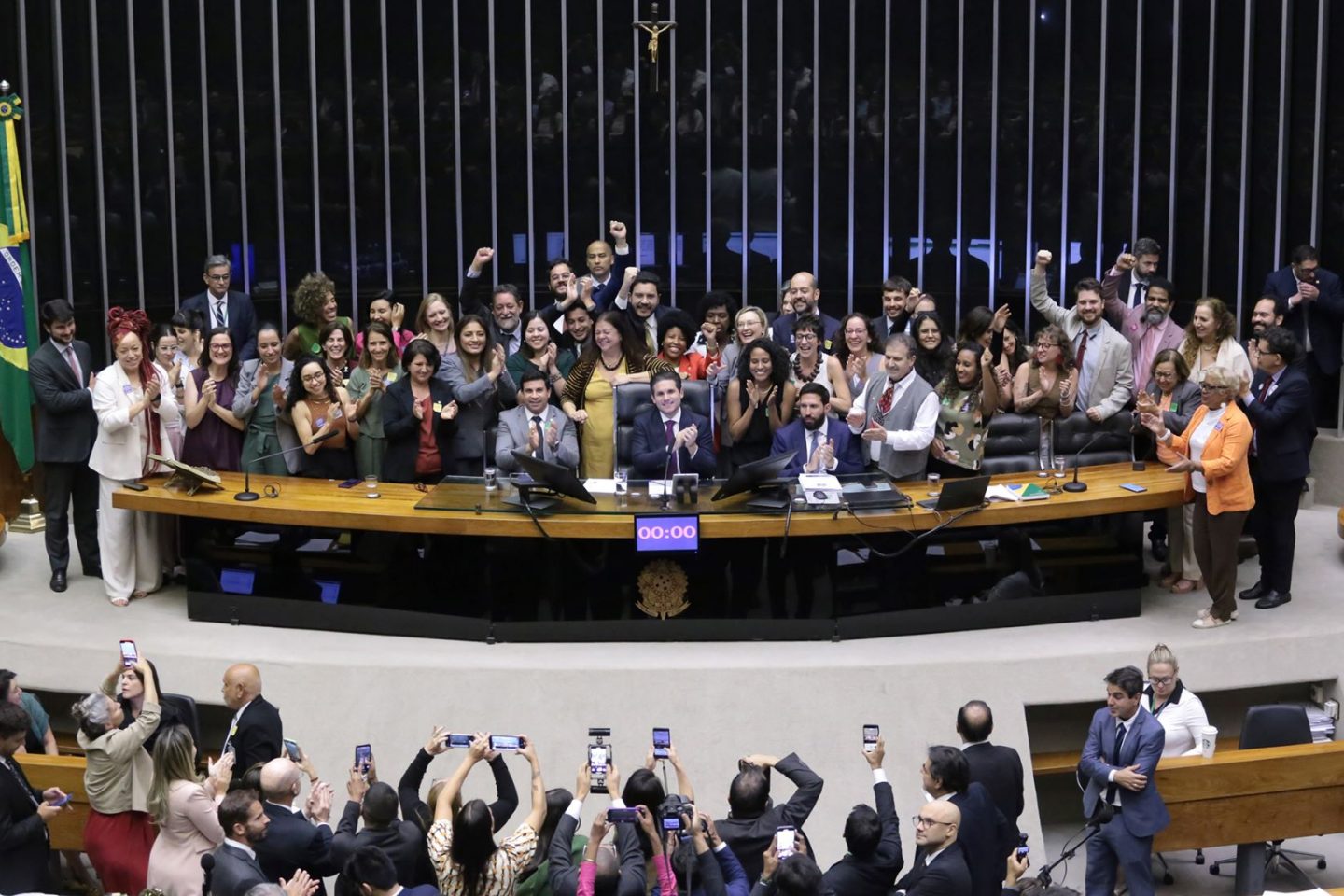 Deputados comemoram aprovação do projeto para proteger crianças em meios digitais: uso de aplicativos, jogos eletrônicos, redes sociais e programas de computador (Foto: Kayo Magalhães / Câmara dos Deputados)