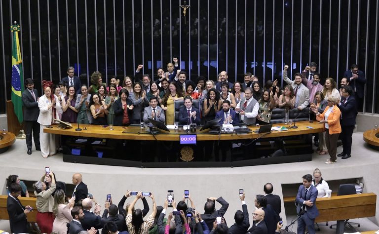 Deputados comemoram aprovação do projeto para proteger crianças em meios digitais: uso de aplicativos, jogos eletrônicos, redes sociais e programas de computador (Foto: Kayo Magalhães / Câmara dos Deputados)
