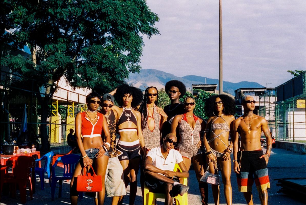 O estilista Abacaxi com modelos na Vila Kennedy: "as marcas pegam a estética periférica e transformam em algo que só a elite tem acesso" (Foto: Luiza Trindade / Divulgação)