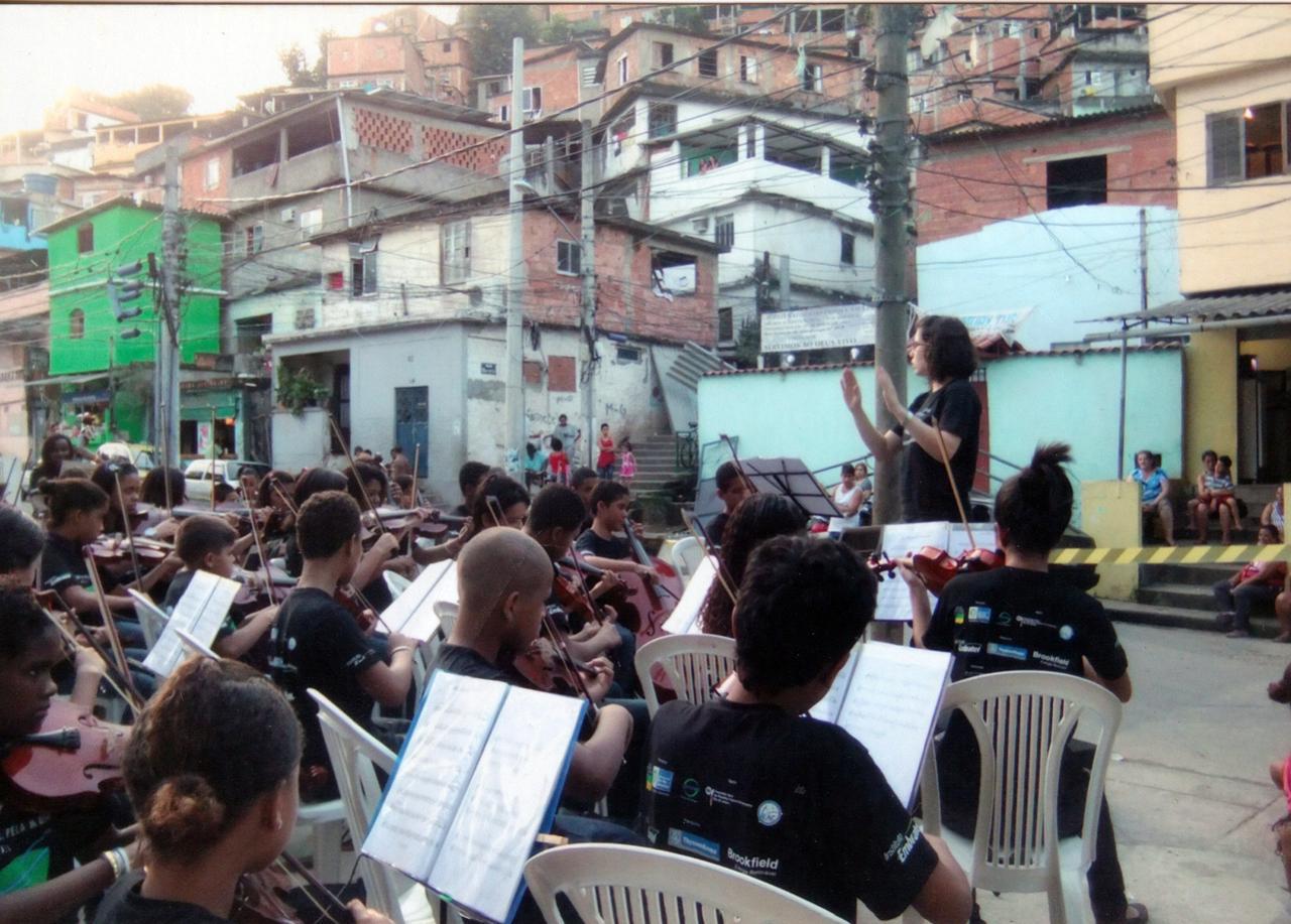 Apresentação dos alunos da ASM em uma comunidade do Rio de Janeiro. (Foto: Divulgação)