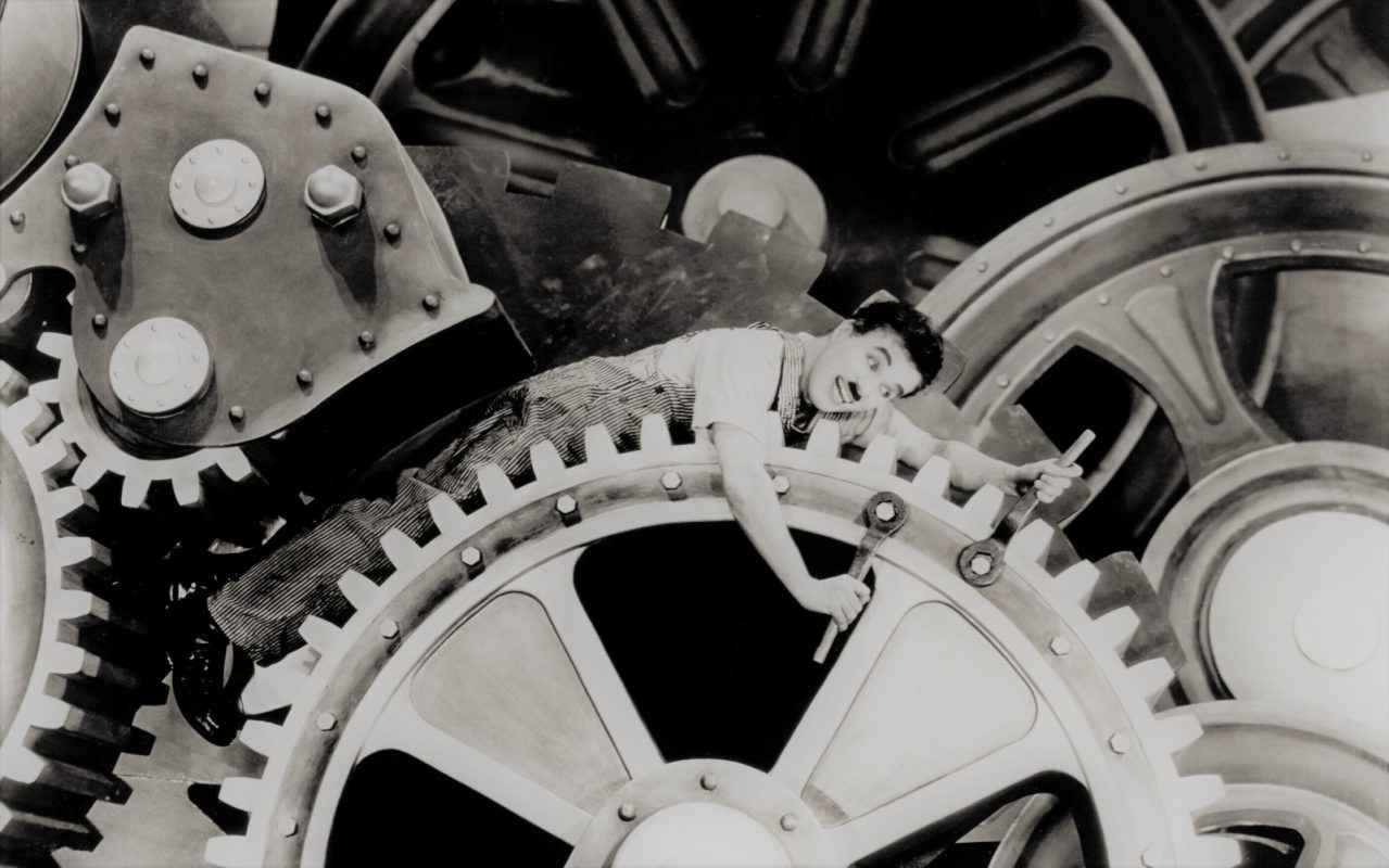 Charles Chaplin em "Tempos Modernos": metáfora profética da crueldade no mundo do trabalho