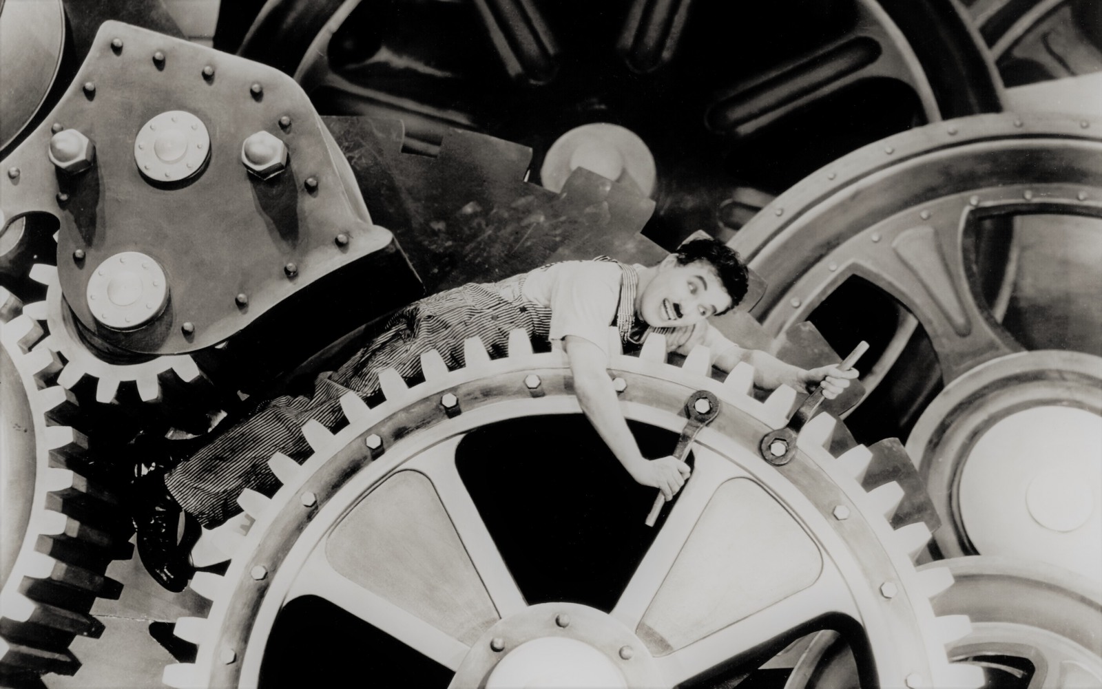 Charles Chaplin em "Tempos Modernos": metáfora profética da crueldade no mundo do trabalho