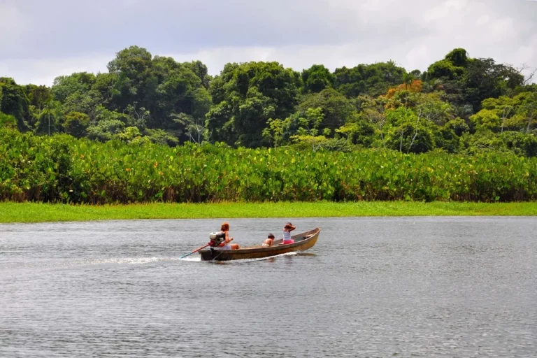 Imagem colorida da Reserva de Desenvolvimento Sustentável Vitória do Souzel em Senador José Portírio. Na foto, uma pessoa anda de lancha em um rio