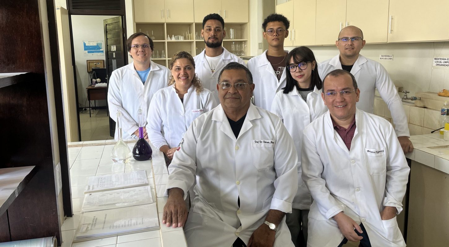 Foto colorida da equipe responsável pela pesquisa em laboratório da UFPA. Todos usam jalecos brancos e olham para a foto