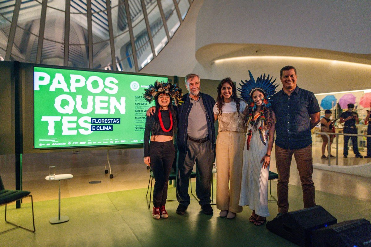 Paulo Artaxo, entre Txai Suruí, Giovanna Nader, Alice Pataxó e Carlos Vicente após debate no Museu do Amanhã: fim de combustíveis fósseis e transição energética justa e rápida na pauta da COP30 (Foto: Leandro Ferreira)