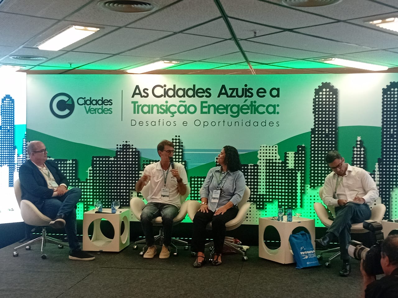 O biólogo e documentarista Ricardo Martins em painel no Cidades Verdes: potencial turístico sustentável na Baía de Guanabara e em todo o litoral do Rio (Foto: Oscar Valporto)