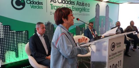 Foto colorida de mesa do Seminário Cidades Verdes, na sede da Firjan