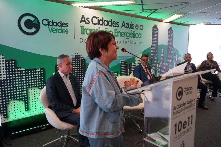 Foto colorida de mesa do Seminário Cidades Verdes, na sede da Firjan