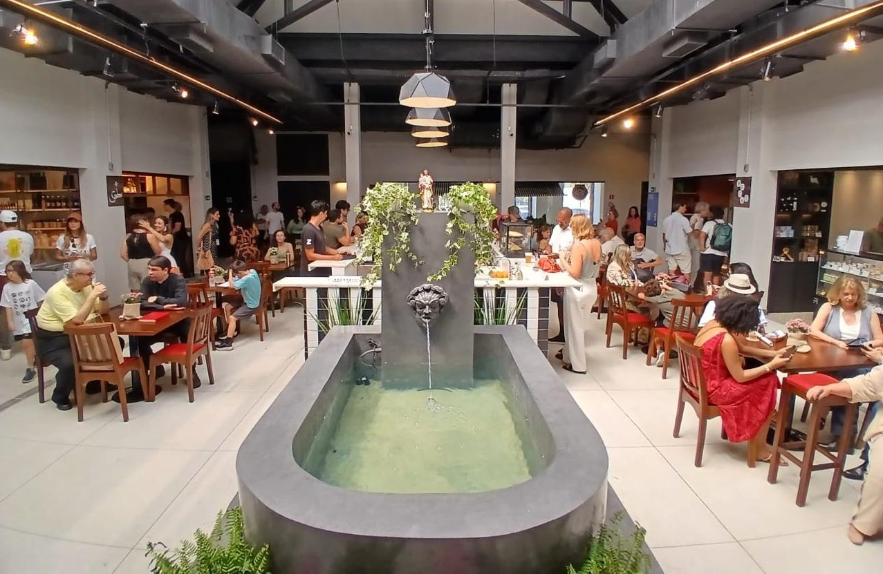 O Mercadinho São José após a reforma: fonte centenária preservada e novos espaços gastronômicos (Foto: Marcos de Paula / Prefeitura do Rio)
