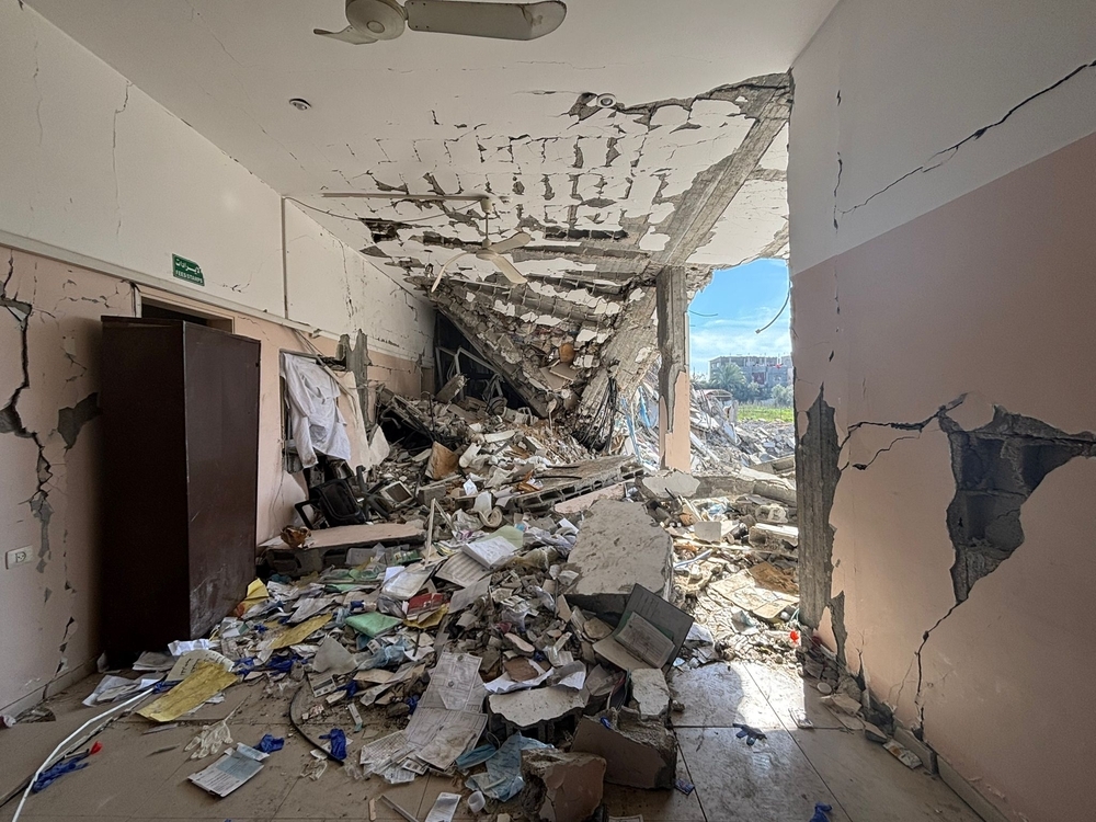 Foto colorida de corredor do Hospital Indonésio destruído, em Gaza. Ataques contra hospitais e profissionais de saúde são usados como estratégia de guerra por forças israelenses