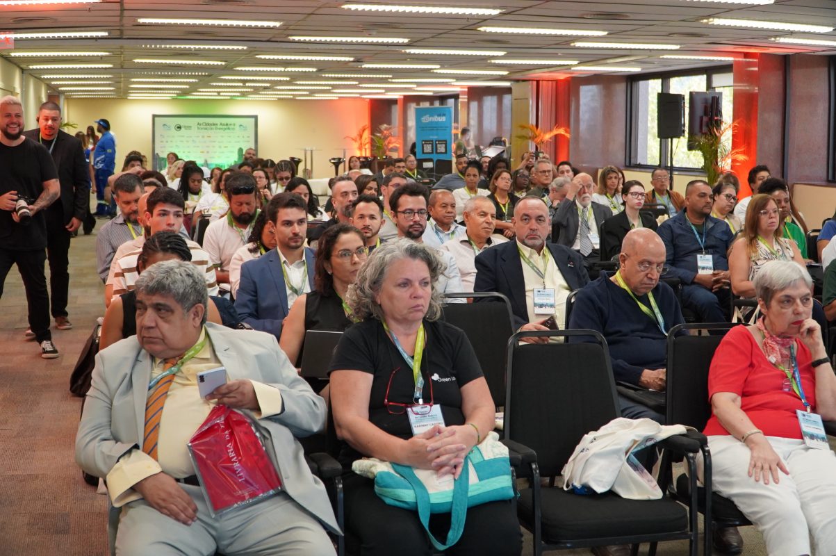 Foto colorida do auditória da Firjan lotado para o Seminário Cidades Verdes: economia azul e transição energética no centro dos debates