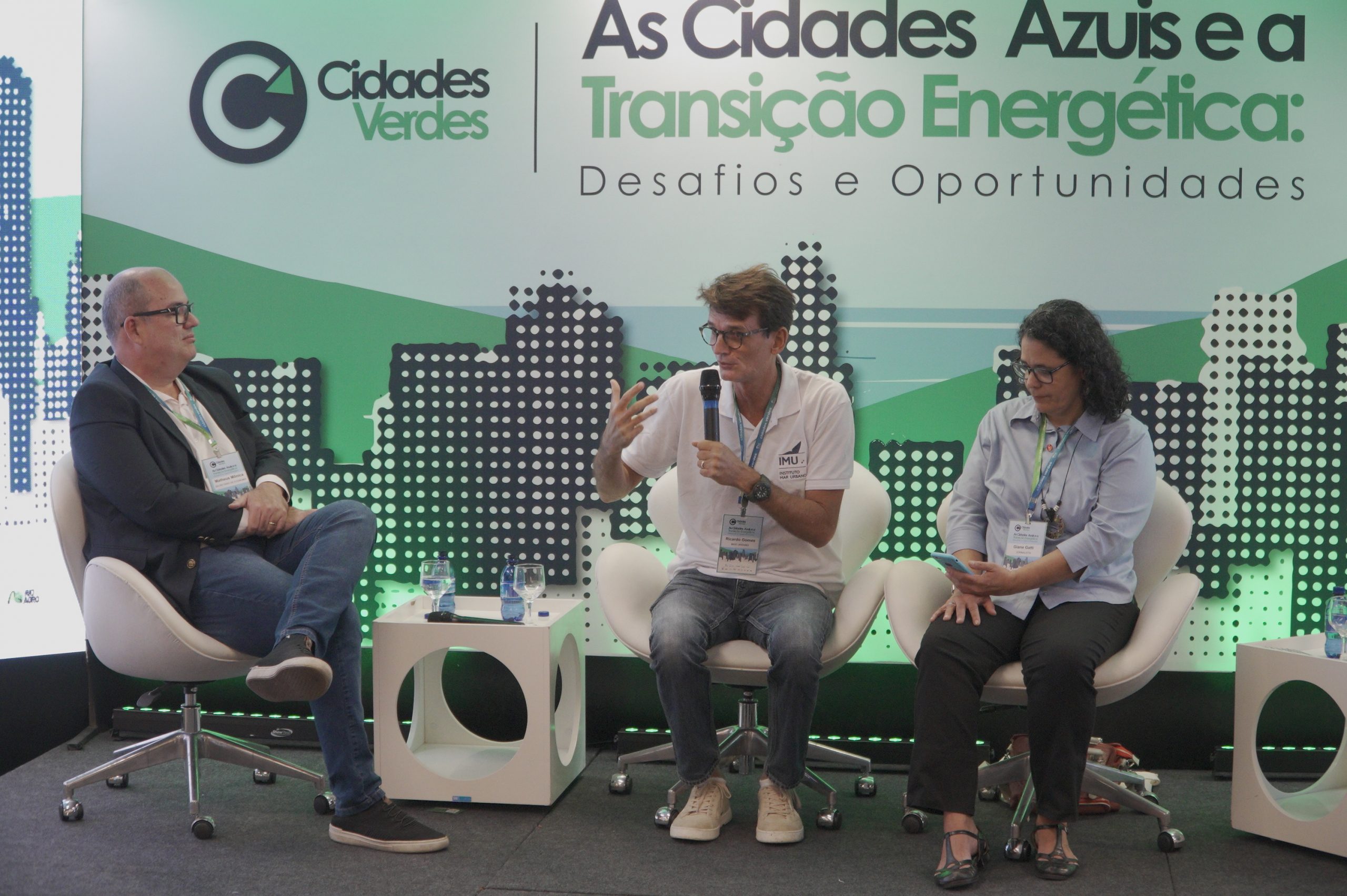 Foto colorida de mesa com o biólogo e documentarista Ricardo Martins em painel no Cidades Verdes: potencial turístico sustentável na Baía de Guanabara e em todo o litoral do Rio