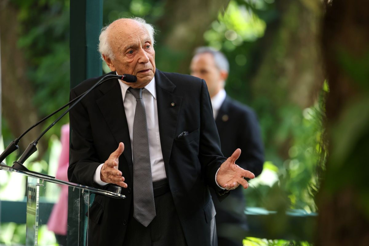 O embaixador Rubens Ricupero em palestra no Rio de Janeiro: "No caso do clima, não: o tempo disponível não é elástico, ao contrário, é limitado" (Foto; Tomaz Silva / Agência Brasil - 19/07/2024)