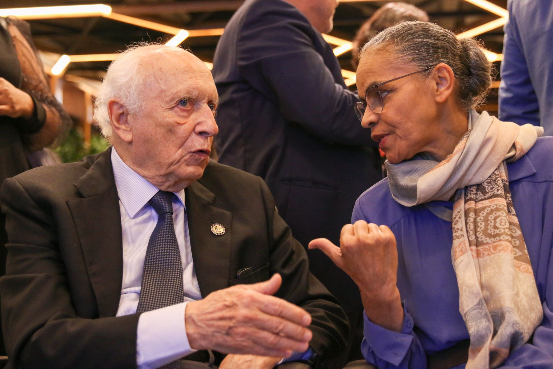 O embaixador Rubens Ricupero com a ministra Marina Silva em evento em Brasília: "Temos de começar já a nos preparar não só para a prevenção, mas igualmente para a adaptação a muitas situações que já se encontram em fase avançada de mudança" (Foto: José Cruz / Agência Brasil - 03/07/2023)