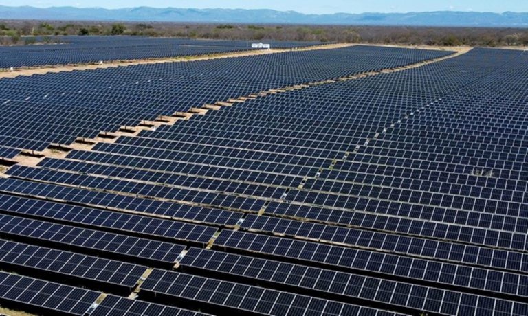 Usina solar em Minas Gerais: Plano Clima prevê menos participação de renováveis na geração de energia elétrica (Foto: Tadeu Alencar / MME)