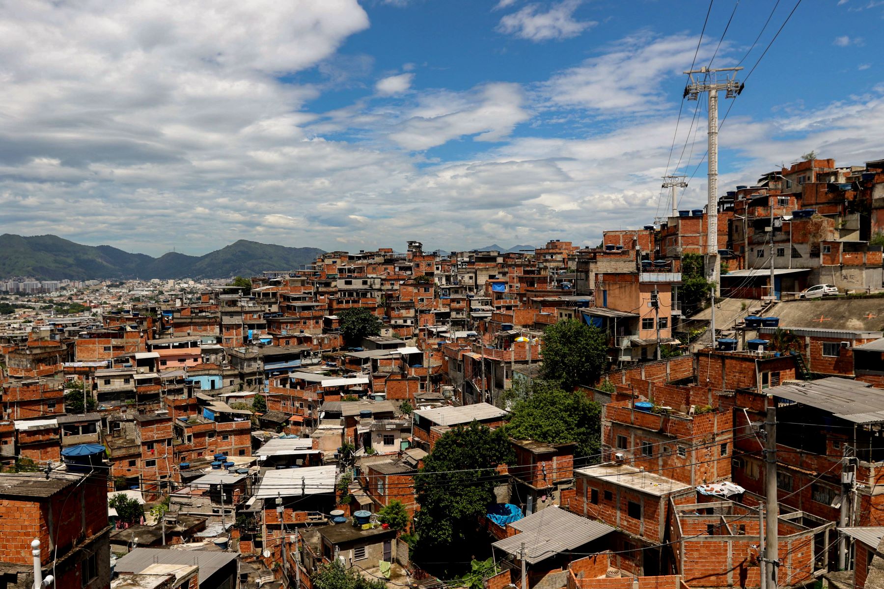 Casas no Complexo do Alemão, na Zona Norte do Rio: com CEP na favela, fim do anonimato geográfico serve como alicerce para implementação de outras políticas públicas (Foto: Tânia Rego / Agência Brasil - 22/02/2023)