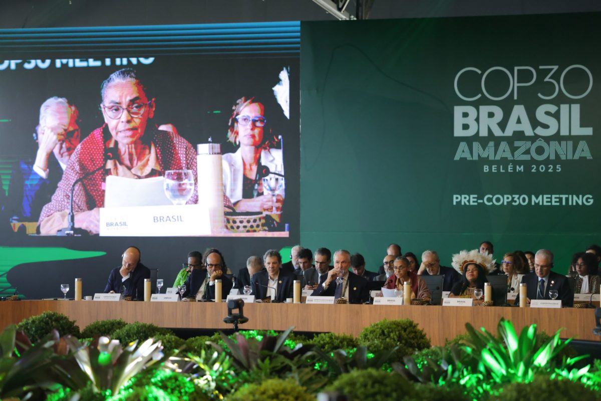 A ministra Marina Silva discursa na Pré-COP: acordo para quadruplicar a produção e o uso de combustíveis sustentáveis até 2035 (Foto: Fabio Rodrigues-Pozzebom / Agência Brasil)