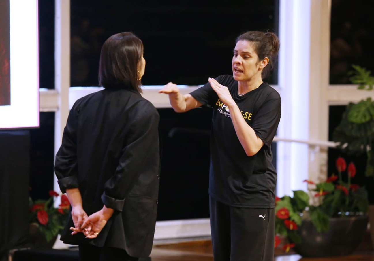 Amanda instrui aluna em oficina do Empodere-se: “A mulher precisa se tornar um risco para o agressor. É isso que pode salvar sua vida” (Foto: Empodere-se)