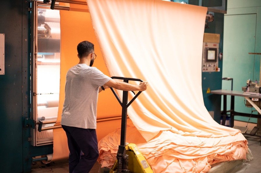 Produção têxtil da Lunelli, empresa catarinense: busca da sustentabilidade no setor da moda, marcado pelas emissões de gases de efeito estufa (Foto: Divulgação)