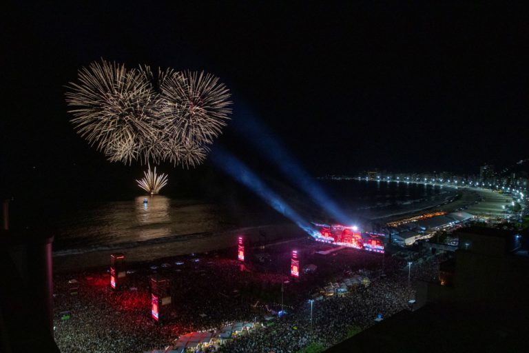 Praia de Copacabana -lotada para o show de Lady Gaga no Rio: setores de turismo e entretenimento precisam encarar desafio da sustentabilidade (Foto: Alexandre Macieira / Riotur - 05/05/2025)