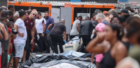 Funcionários do IML retiram cadáveres de praça na Zona Norte do Rio: 121 mortos e denúncias de execuções e torturas (Foto: Tomaz Silva / Agência Brasil)