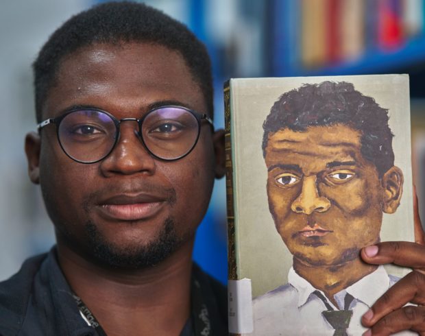 Mais de cem anos após sua morte, Lima Barreto inspira jovens leitores em favela carioca