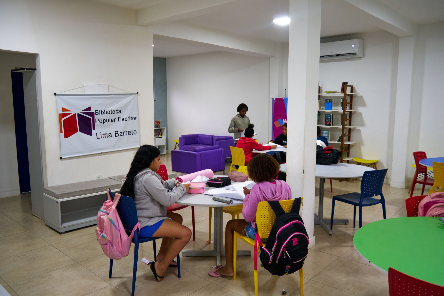 Crianças estudam na Biblioteca Lima Barreto: mais de dois livros emprestados para moradores do Complexo da Maré (Foto: João Werneck)